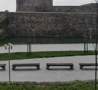 Landscaped park with benches immagine del parco